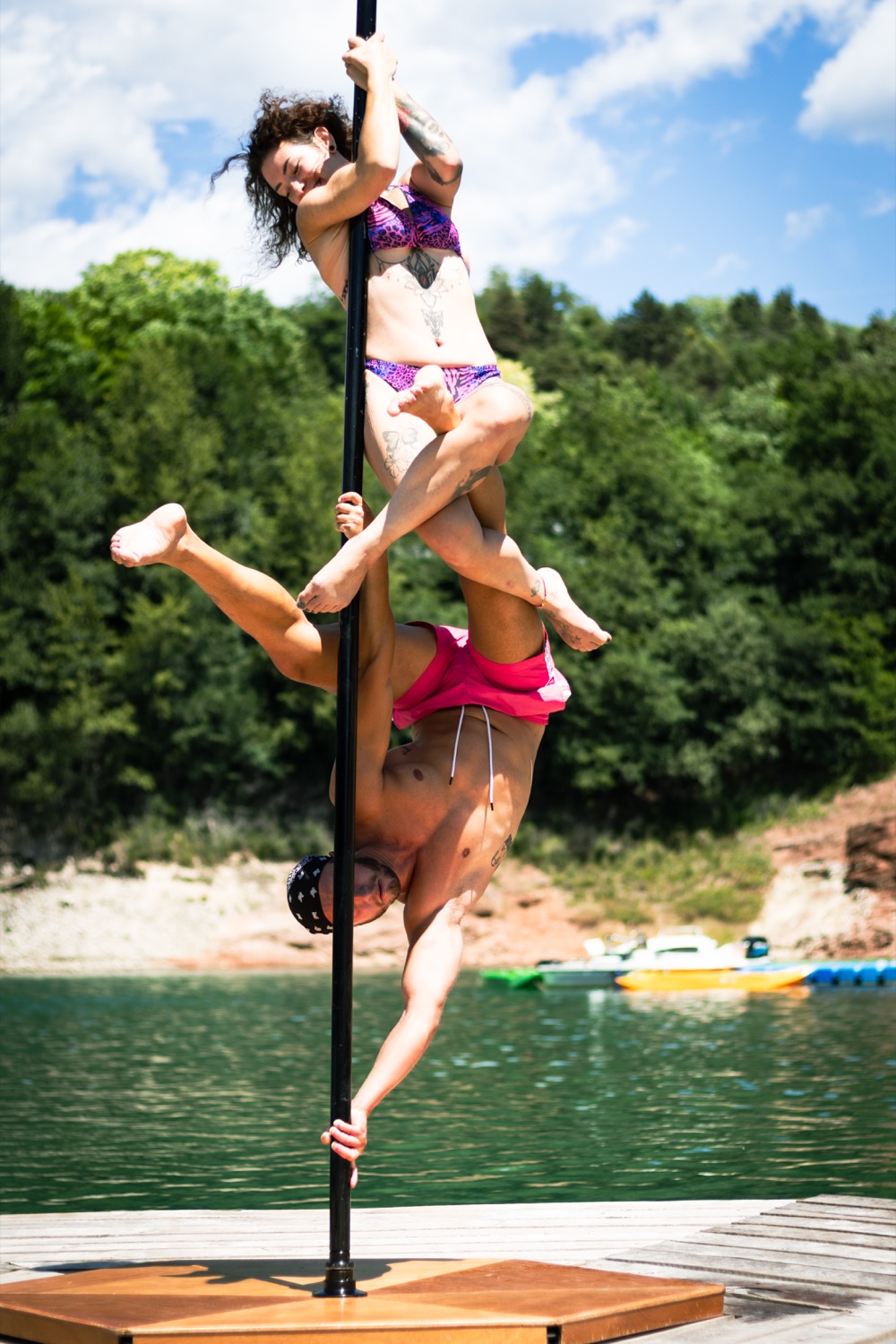 Figura acrobatica durante una performance sul lago