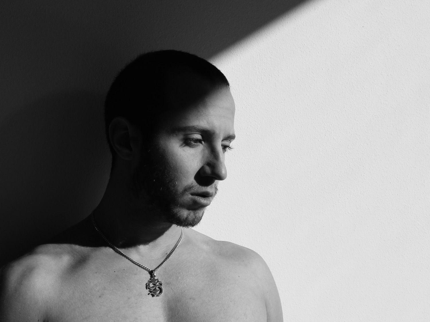 Ritratto laterale in studio di Gian Martinelli
